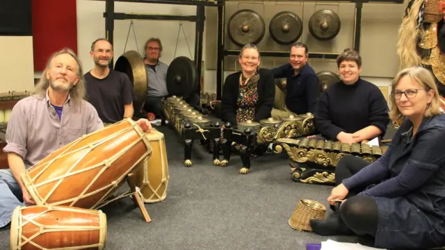 Simon Cook dan teman-teman.