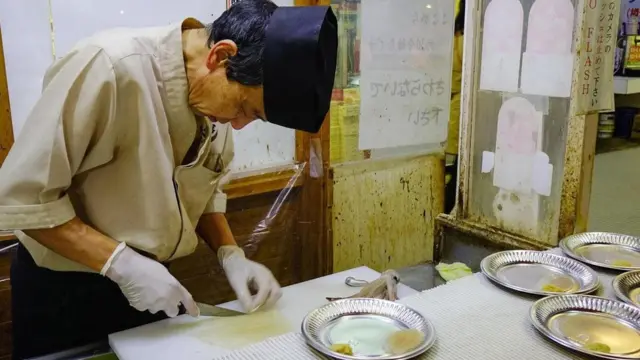 ما سر تناول اليابانيين لوجبة الحبار الراقص العائد للحياة؟