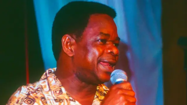 Le chanteur congolais Sam Mangwana se produit lors du Putumayo Afro-Latino Tour au El Flamingo, New York, New York, 11 juin 1998.