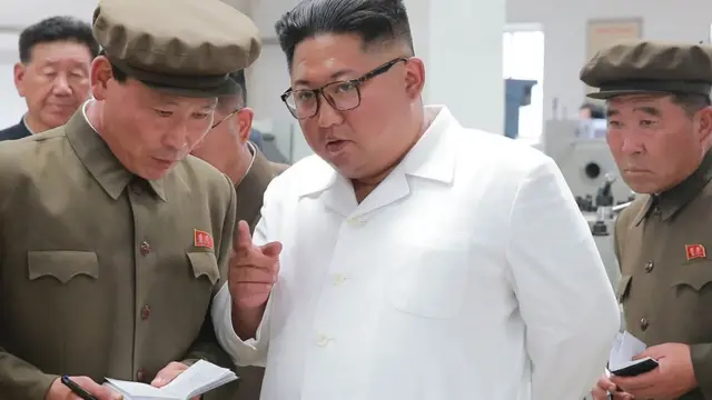 Kim Jong-un inspeciona fábrica