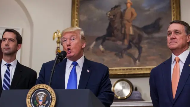 Trump y los dos congresistas republicanos que propusieron el proyecto en la Casa Blanca