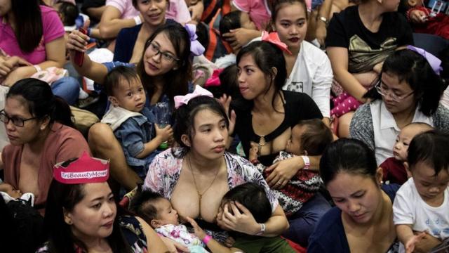 Des mères philippines allaitant leurs bébés en public dans le cadre d'une manifestation de masse pour l'allaitement maternel soutenue par le gouvernement.