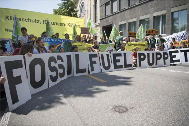 تجمع فعالان گروه صلح سبز در برابر سفارت آمریکا در برن سوئیس