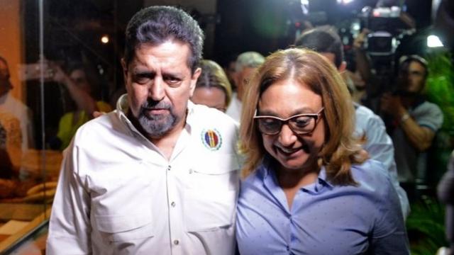 Venezuelan opposition figure Edgar Zambrano (L) walks with his wife Sobella Mejias after being released from jail, on September 17, 2019 in Caracas.
