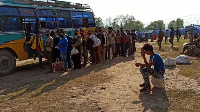 क्वारन्टीनपछि घर फर्किँदै