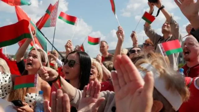 أنصار لوكاشينكو تظاهروا بالأعلام الخضراء والحمراء في العاصمة مينسك لإعلان تمسكهم بالرئيس