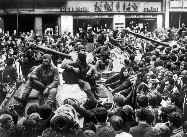 Техника и солдаты на улице в Праге, август 1968