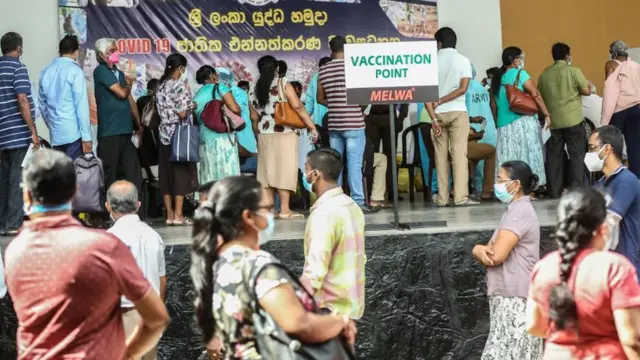 එන්නත් ලබාගැනීමට පෝලිමේ