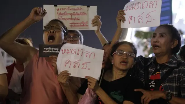 ประชาชนที่ไปร่วมชุมนุมที่สกายวอล์ก แยกปทุมวัน เมื่อ 27 ม.ค. ที่ผ่านมา