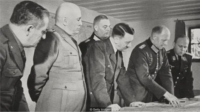 አዶልፍ ሂትለርና ሙሶሊኒ 'የዎልፍ ሌር' በተሰኘው የሂትለር መሸሸጊያ ስለጦርነቱ ሲመክሩ
