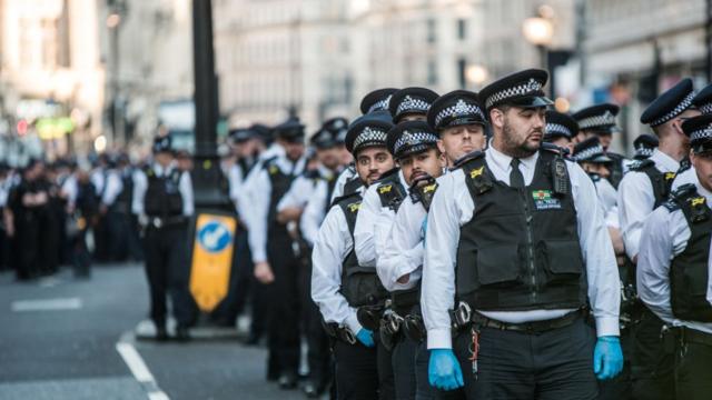 Policías en Londres.