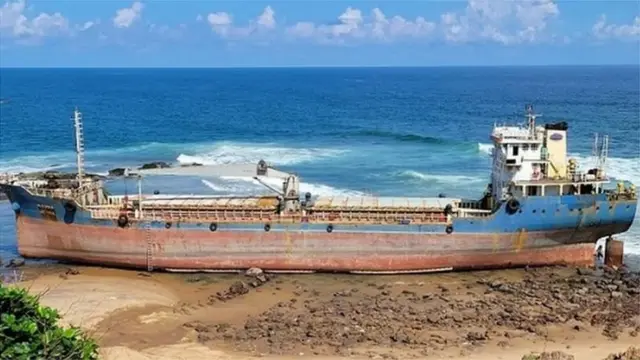 గాలులు, అలల తాకిడికి బంగ్లాదేశ్ నౌక ఒకటి ఇటీవల విశాఖ తీరానికి కొట్టుకొచ్చింది.