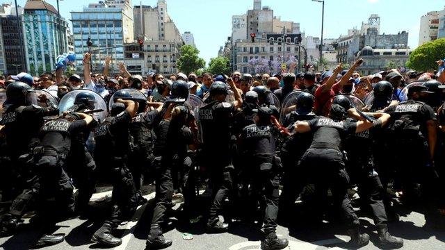 Agentes de policía contienen a una multitud en Buenos Aires