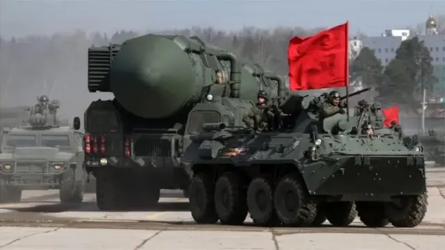 মিলিটারি প্যারেডে সমরাস্ত্র প্রদর্শন করছে রাশিয়া।