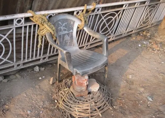 એખ પાયાની બદલે ઇંટોના ટેકા પર ખુરશી