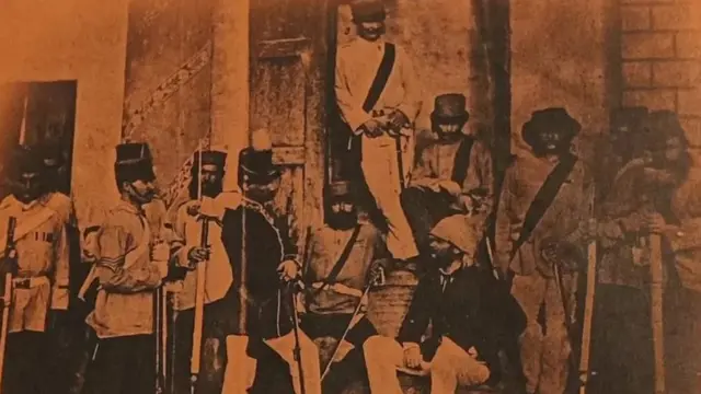 1857 ஆம் ஆண்டு பிரிட்டிஷ் கிழக்கிந்திய கம்பெனியின் வீரர்கள் தங்களுக்குள் பேசிக்கொள்கின்றனர்