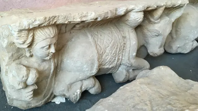 د بودا یوه مجسمه چې له غوا سره ویده ده