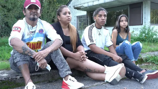 Roberto Lara, Reina y los hijos de ella, Justin (15) y Astrid (14)