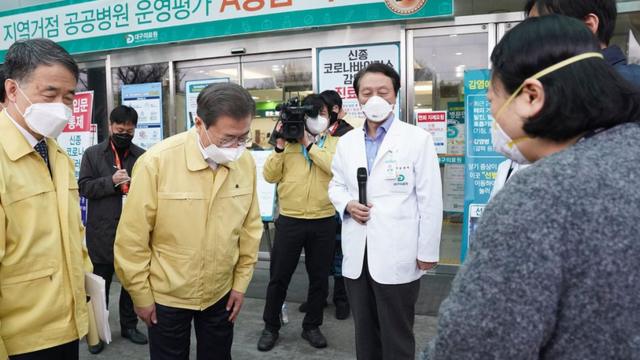 South Korean President Moon Jae-in, (2nd L) meets with medical members at the Daegu Medical Center on February 25, 2020 in Daegu, South Korea