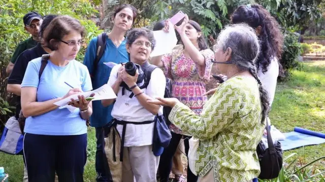 झाडांची माहिती देताना डॉ. उषा देसाई