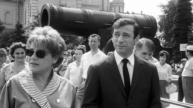 Ив Монтан и французская актриса Симона Синьоре на экскурсии в Кремле во время Московского международного кинофестиваля, 1963 г.