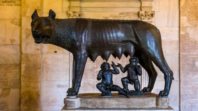 Escultura de una loba amamantando a Rómulo y Remo
