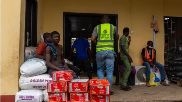 Awọn eeyan ni ibudo ounjẹ pinpin nilu Eko