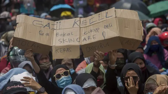 Sejumlah buruh bersama Aliansi Badan Eksekutif Mahasiswa se-Sukabumi melakukan aksi unjuk rasa di lapangan Merdeka, Sukabumi, Jawa Barat, Rabu ()7/10)