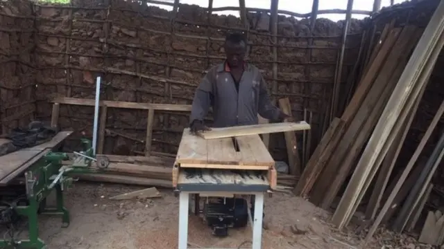 Seremala anayetumia umeme unaozalishwa kutoka kwa bawa dogo