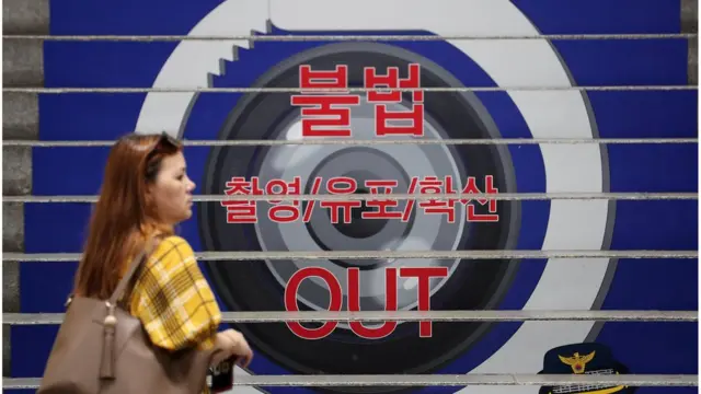 서울 중부경찰서는 카메라 렌즈에 수갑을 두른 그림을 배경으로 "불법 촬영·유포·확산 OUT"의 글귀를 넣어 범죄 예방에 대한 관심을 높이고자 했다