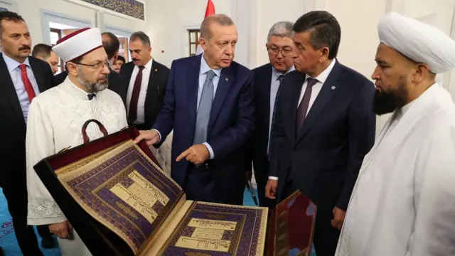 Bişkek Cumhuriyet Merkez İmam Serahsi Camii, Eylül 2018'de Cumhurbaşkanı Recep Tayyip Erdoğan, Kırgızistan Cumhurbaşkanı Sooronbay Ceenbekov ve Diyanet İşleri Başkanı Ali Erbaş'ın katılımıyla açıldı.