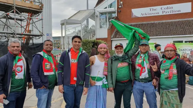 সমর্থকদের কয়েকজন