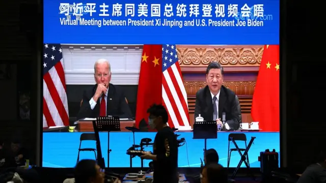 北京某餐廳內的大屏幕在轉播習近平與拜登視像會議片段(16/11/2021)