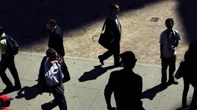 Personas en traje formal, caminando por la calle