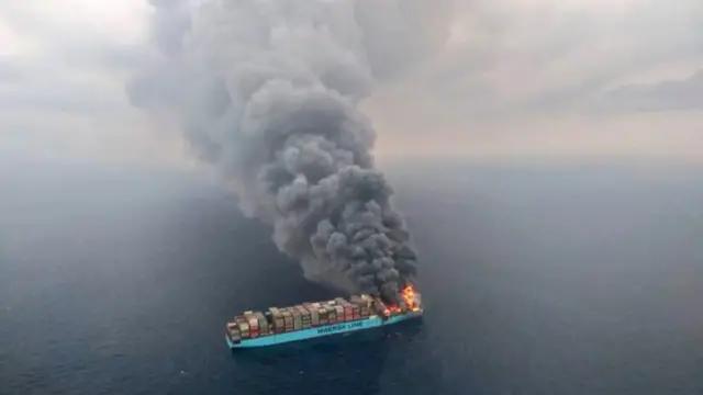 Incêndios em navios porta-contêineres são um risco constante, especialmente quando material perigoso não é especificamente declarado