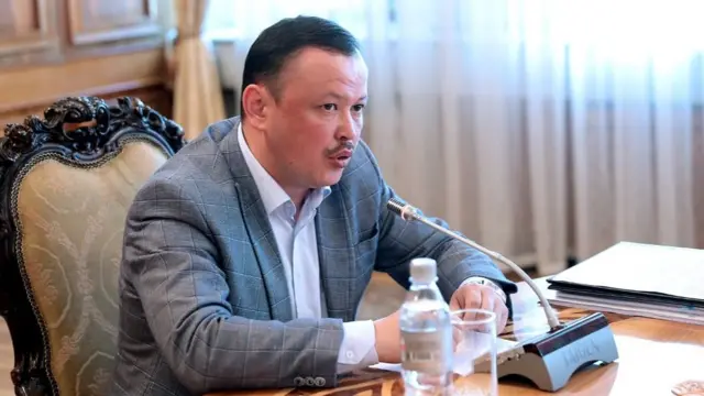 Убактылуу депутаттык комиссиянын төрагасы Улан Примов (КСДП) комиссия саясий гана орган экенин эске алыш керек дейт