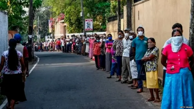 ලොක්ඩවුන් ලිහිල් කිරීමත් සමඟ පෝලිම්