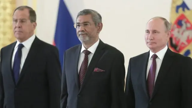 ආචාර්ය දයාන් ජයතිලක (මැද) රුසියාවේ තානාපතිවරයා වශයෙන් කටයුතු කළේය