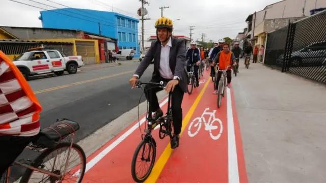 Fernando Haddad pedalandorobo palpite bet365ciclovia duranterobo palpite bet365gestão na Prefeiturarobo palpite bet365São Paulo