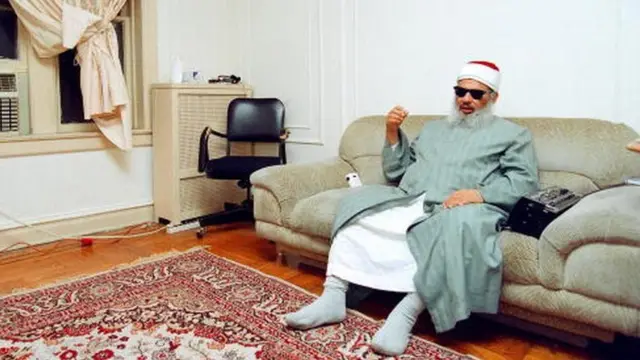 د امریکا قضايي ارګان په ۱۹۹۵ کال شیخ عمر عبدالرحمن د ترهګریزو بریدونو په تور په عمري بند محکوم کړ.