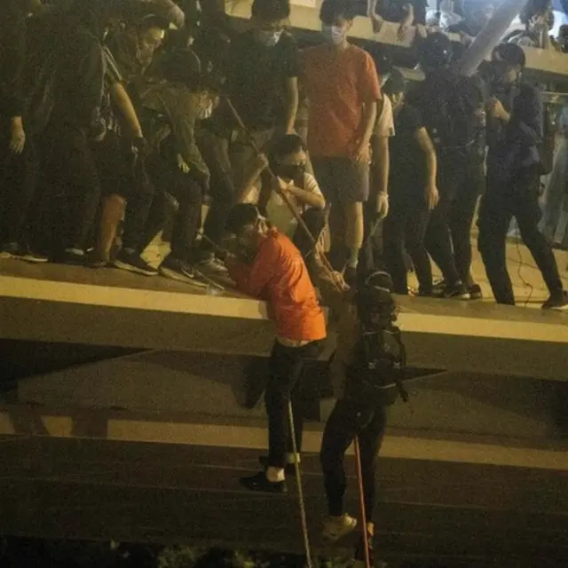 Algunos manifestantes escaparon del campus descolgándose de un puente de 10 metros de altura.