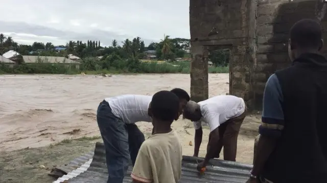 Wakazi wa mabondeni wakiokota masalio ya vitu vyao mara baada ya mvua kubwa kunyesha