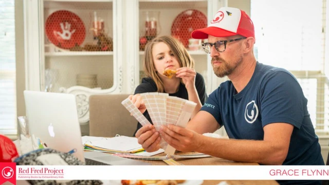 Sentados em mesa, Dallas e Grace olham para palhetas de cores