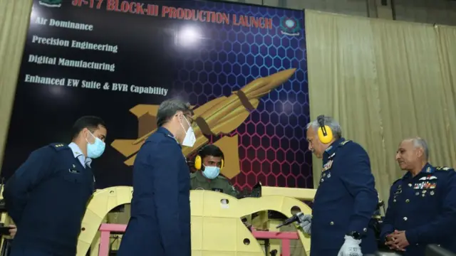 پاکستان ائیر فورس کے سربراہ ائیر چیف مارشل مجاہد انور خان نے جے ایف 17 تھنڈر کے بلاک تھری کی پروڈکشن کا افتتاح کیا