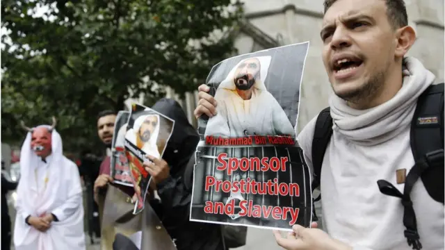 লন্ডনের আদালতের বাইরে শেখ মোহাম্মদের বিরুদ্ধে বিক্ষোভ