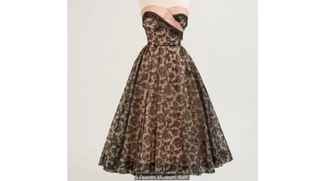 Margaret mengenakan gaun malam renda mengagumkan warna hitam dan pink karya Norman Hartnell pada 1953 untuk mengunjungi teater.