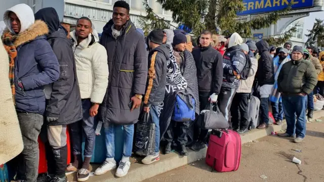 Une queue d'étrangers