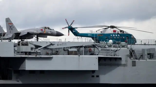 辽宁号航母上的直-18运输直升机（7/7/2017）