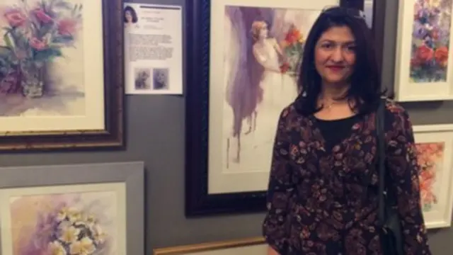 فائقہ اپل اپنی پینٹنگز کے ہمراہ