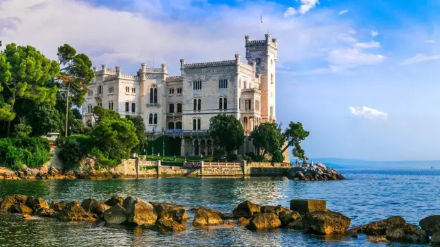 트리에스테는 지리적으로 이탈리아 반도의 나머지 지역과 분리되어 있다